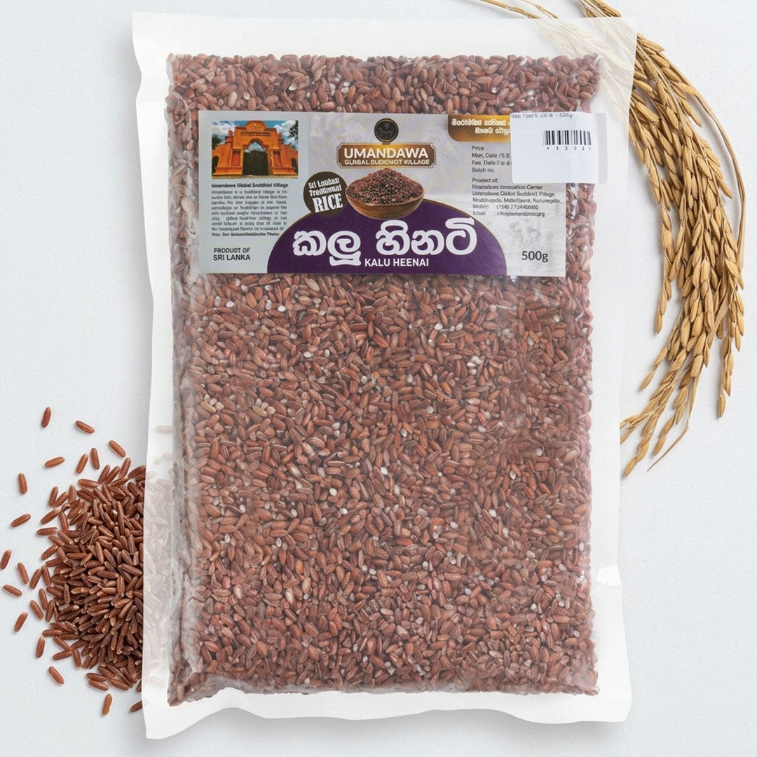 Kalu Heenati rice 500g in a clear package, with loose rice grains and rice stalks nearby.